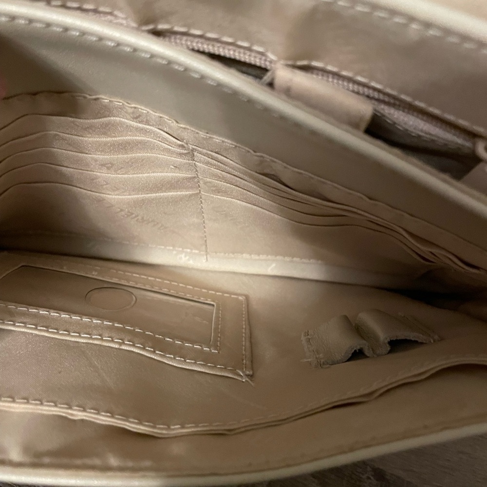 Aurielle Ivory Leather Multi-compartment Crossbody Purse - Picture 13 of 14